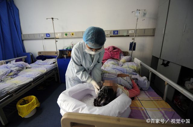 摄影师实拍艾滋病房,晚期患者洗头不能自理,护士成最亲的人!